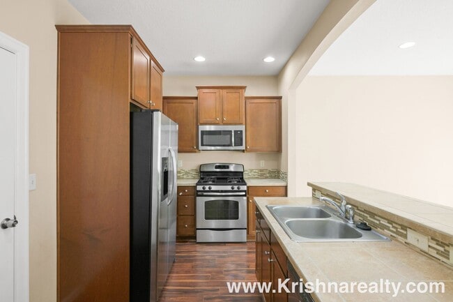 Building Photo - Charming 4 BD* 2.5 BA* Single Family Conte...