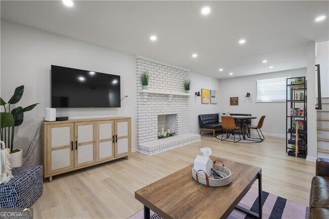 Foto del edificio - 677 Hillandale Cir