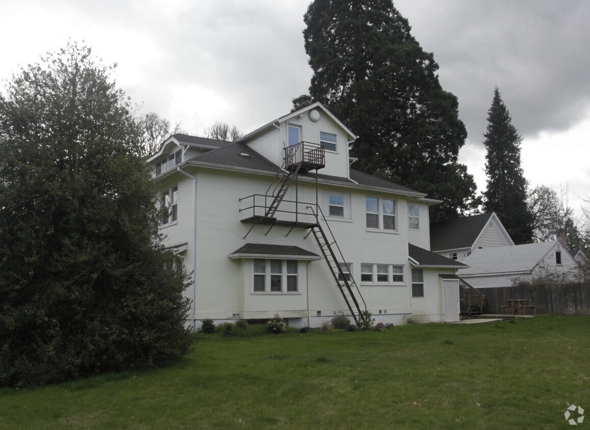 Building Photo - 1806 Elm St