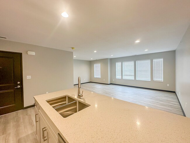 Building Photo - Beautiful 2 Bed, 2 Bath PREMIUM Apartment in PRIME location!  Furnished & Unfurnished Options Ava...