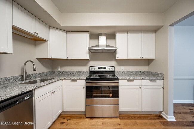 Kitchen - 411 Highwood Dr