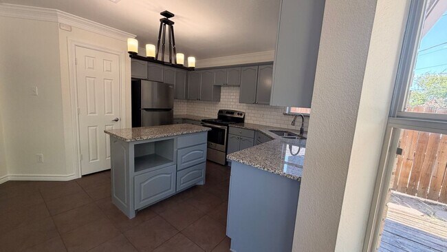 Foto del edificio - 6708 Basswood Dr