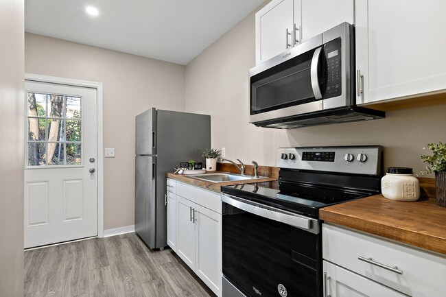 Building Photo - 2 Bedroom 1 Bath Townhouse for rent