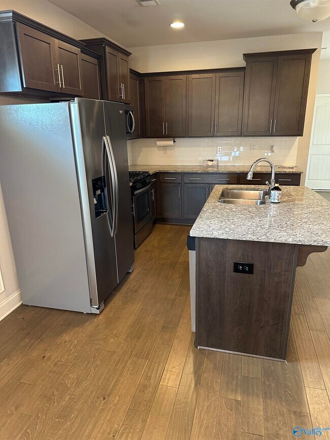 Foto del edificio - 7027 Camrose Ln NW