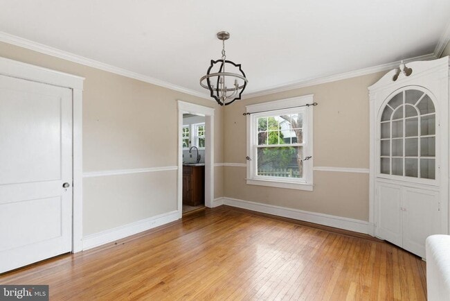 Building Photo - 530 E Manoa Rd