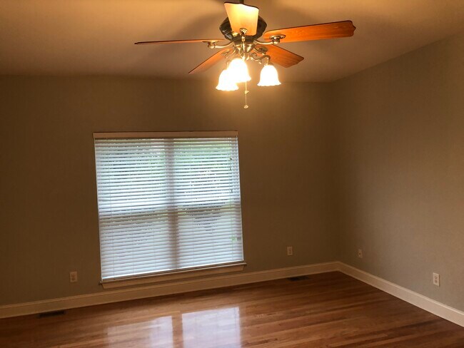 Foto del edificio - 9719 Glen Eden Ct