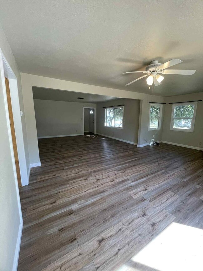 Building Photo - Charming 2 Bedroom Home with Spacious Yard...