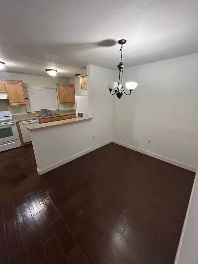 Foto del edificio - 1307 Honeytree Ln W