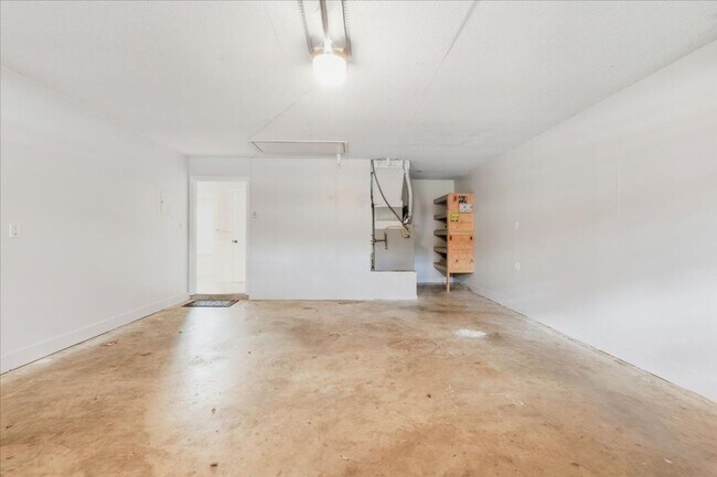 Building Photo - Charming 3-Bedroom Home in a Serene Savann...