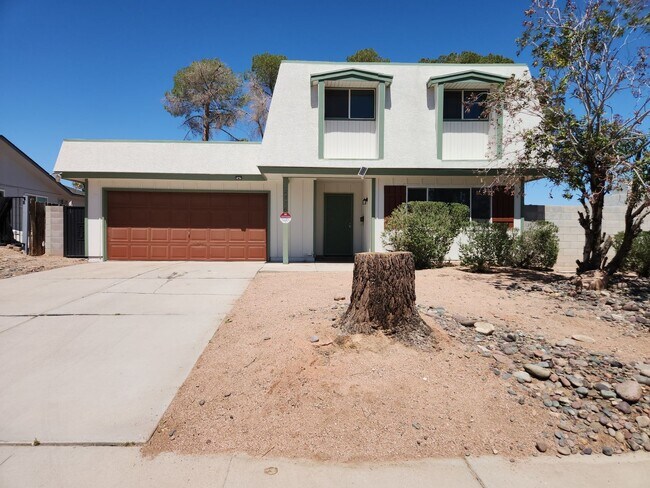 Foto del edificio - 4 Bedroom Two-Story Home with Downstairs Primary Bedroom & Fireplace