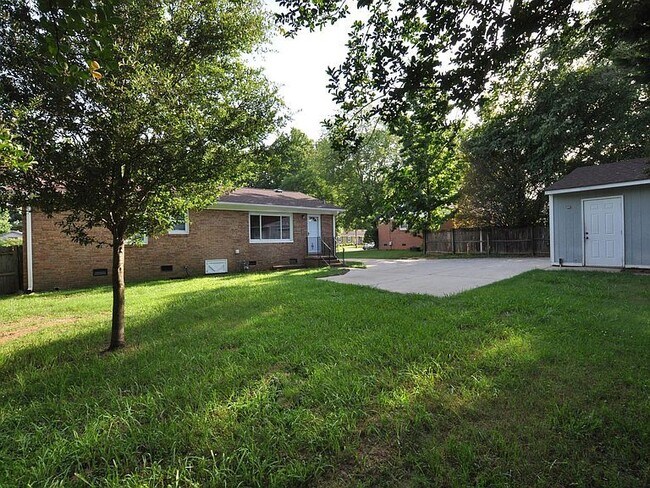 Foto del edificio - 7323 Idlewild Rd, Charlotte, NC 28212