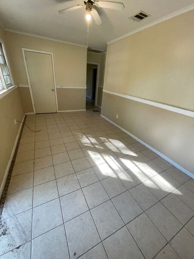 Building Photo - Cute One Bedroom Unit in Queensborough