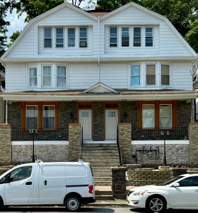 Building Photo - 404 N Main St
