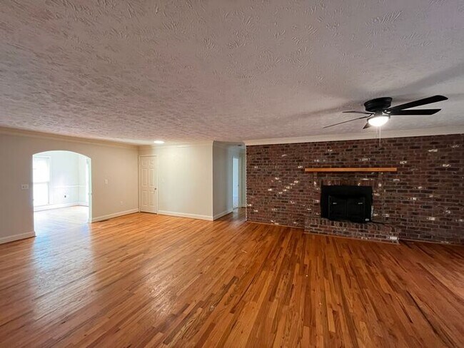 Building Photo - 396 Simpson Rd