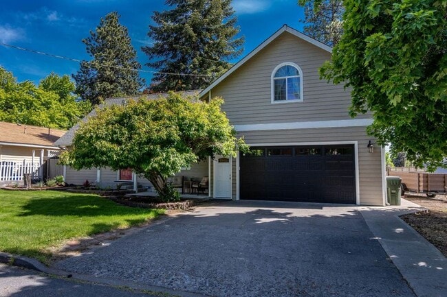 Foto del edificio - Wonderful home on large corner fenced lot in desired mid-town with views!