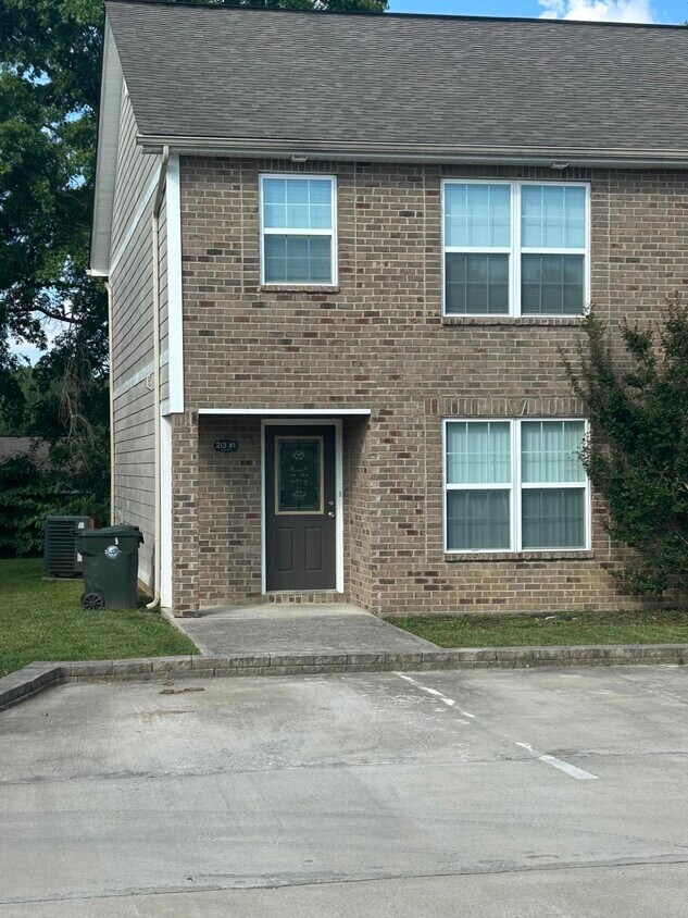 Foto principal - 213 Hurley Ln