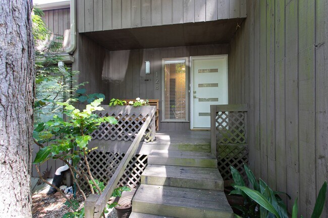 Foto del edificio - 3 level end unit townhome in AWESOME locat...