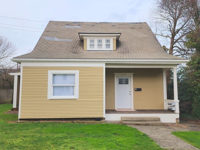 Building Photo - Rooms available in large home near downtown.