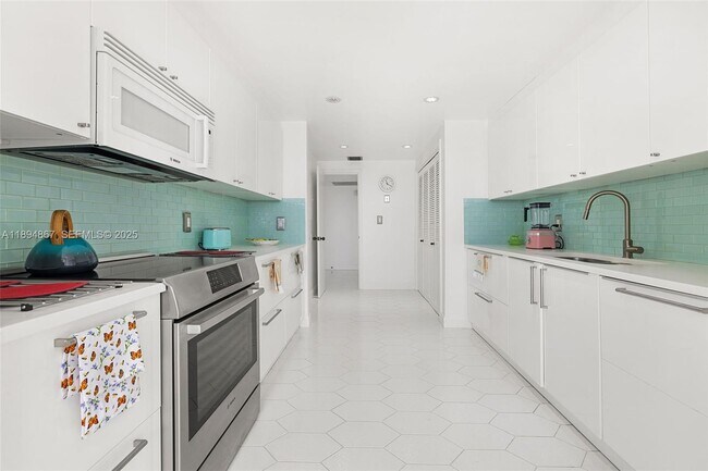 Foto del edificio - 1 Grove Isle Dr