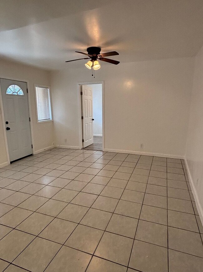 Foto del edificio - Beautiful 1 Bed Backhouse Available Now!