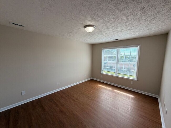 Building Photo - 223 Ridgewood Dr