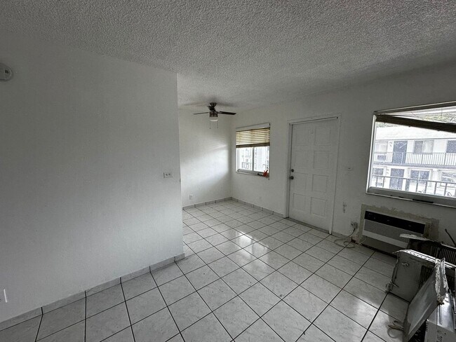 Foto del edificio - 1-1 UPSTAIRS APARTMENT Condo