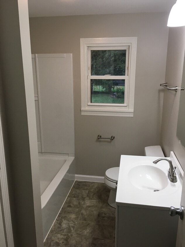 Building Photo - Sparkling N Syr 3 bedroom close to schools