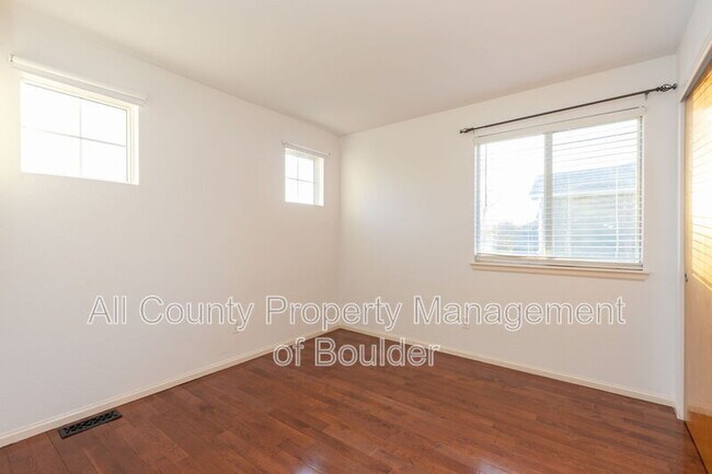 Foto del edificio - 190 Mercator Ave