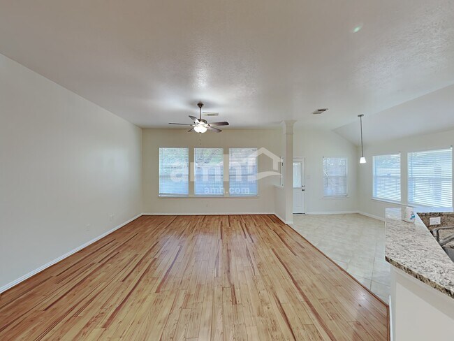 Foto del edificio - 30919 Blue Ridge Park Ln