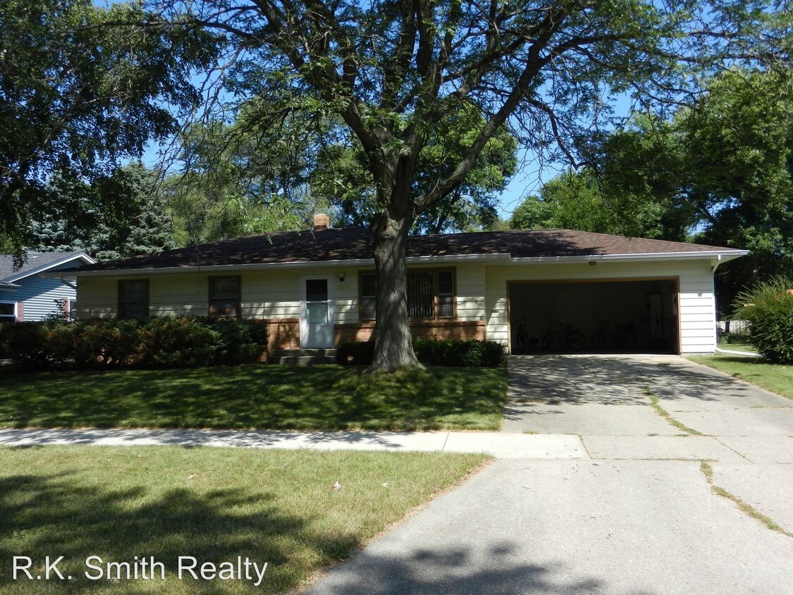 Primary Photo - 3 br, 1.5 bath House - 2811 Hawthorne Avenue