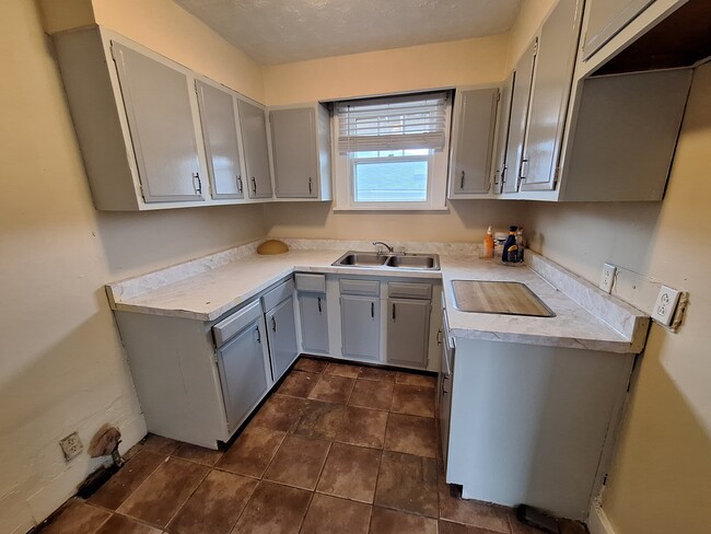 kitchen cabinets - 1423 Oakwood Ave