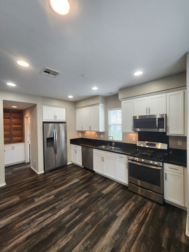 Building Photo - Gorgeous two bedroom home with 2.5 bathroo...