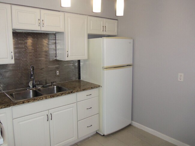 Building Photo - Cute condo off Riverside. Close to downtown