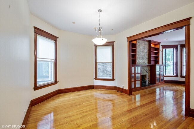 Building Photo - 4009 N Greenview Ave
