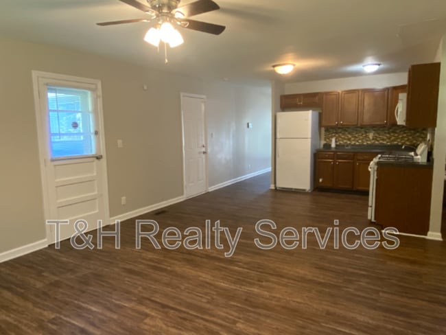 Building Photo - 3920 N Mitthoefer Rd