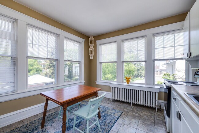 Foto del edificio - Stylish Downtown Apartment with a Private Oasis and Pool Retreat!