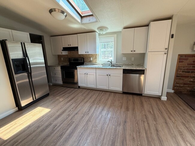 Building Photo - Newly Remodeled 3 Bedroom Home