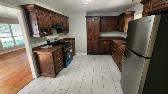 Building Photo - 3 bedroom 1 bath house with garage and cen...
