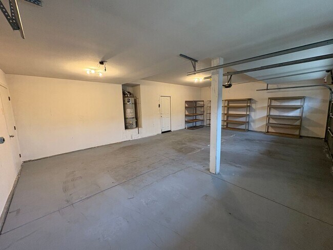 Building Photo - Spectacular home available now in a great neighborhood!