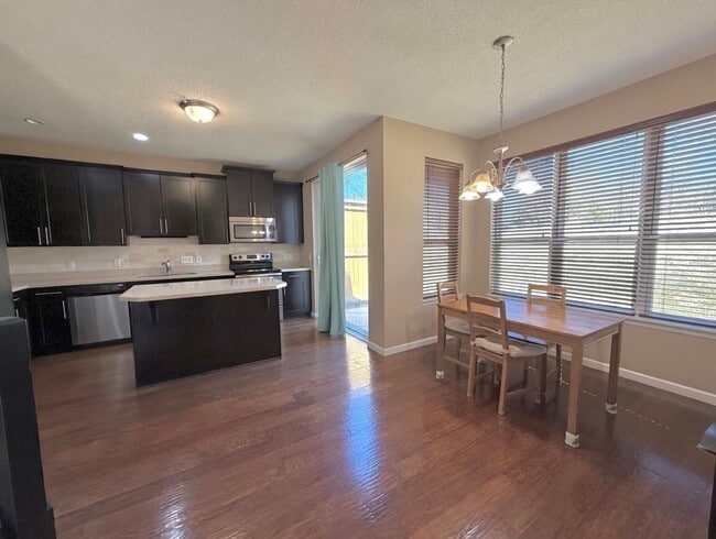 Foto del edificio - Rare 4 Bedroom End Unit Townhome in The Beautiful Stonemill Farms of Woodbury