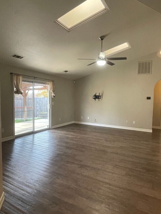 Foto del edificio - 3 BED 2 BATH HOUSE WITH FENCED BACKYARD IN THE COUNTRY HEIGHTS SUBDIVISION