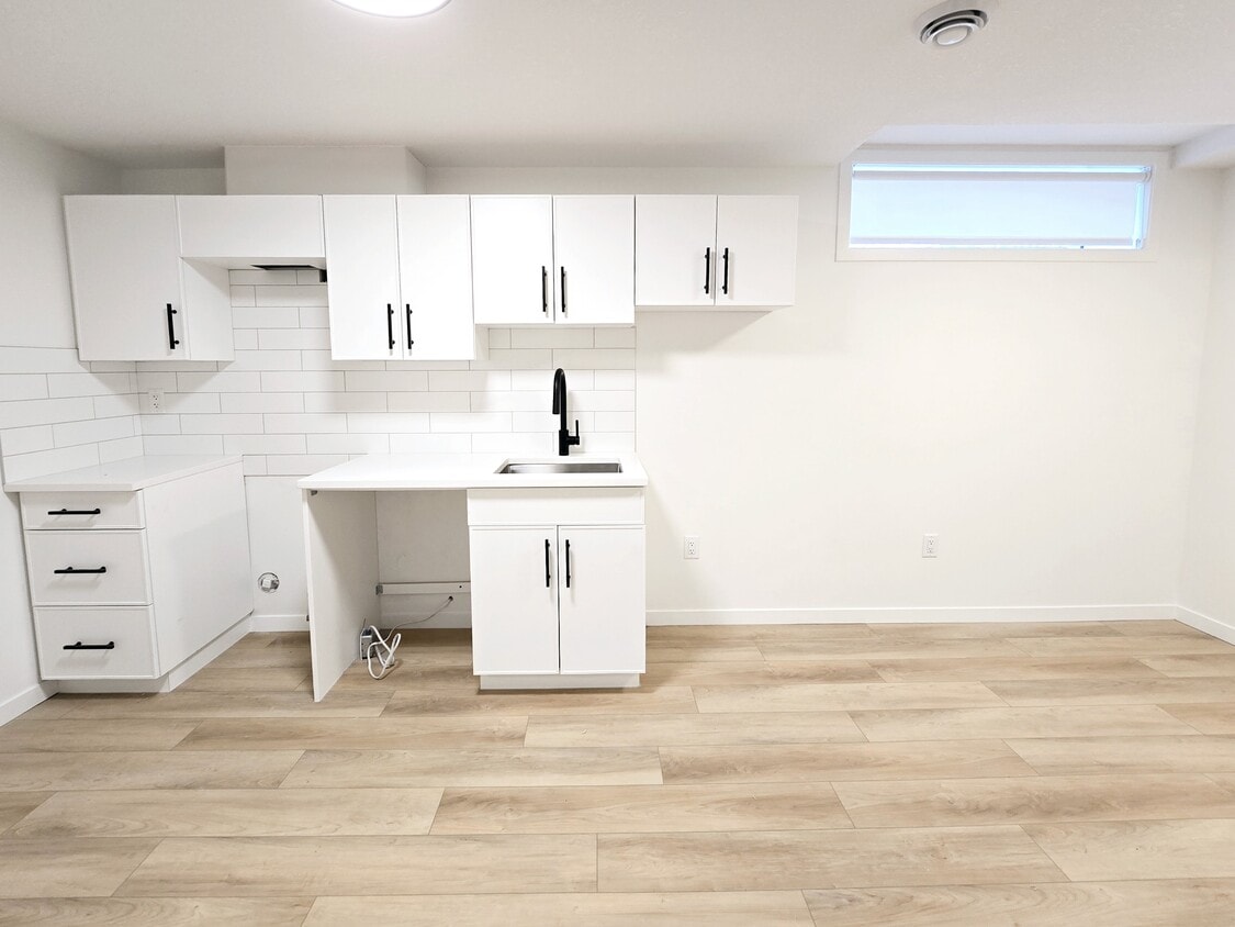 Photo principale - 11919-11955 55 St NW