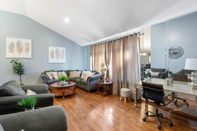 Building Photo - 4920 Lake Ct