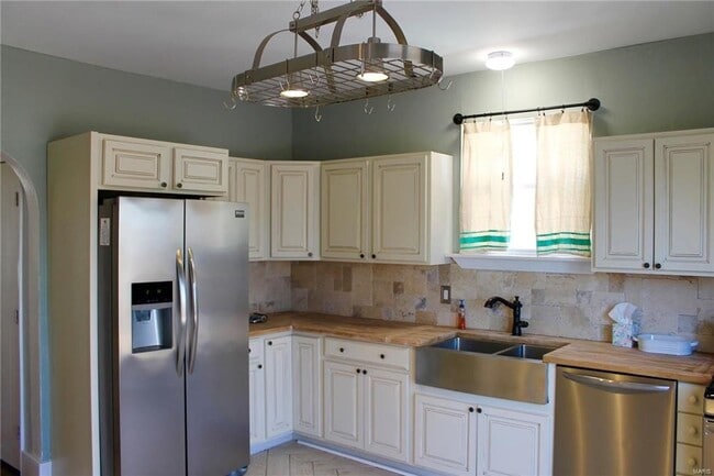 Building Photo - Absolutely adorable 3 bedroom/1.5 bath hou...