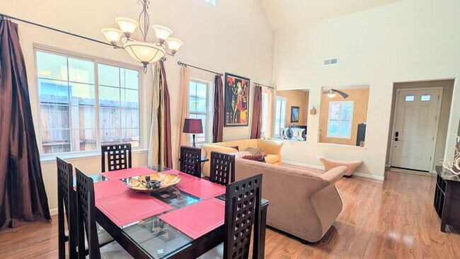 Foto del edificio - Beautiful Executive Rental in West Sacramento!