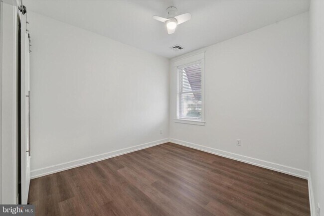 Foto del edificio - 1049 W Lancaster Ave