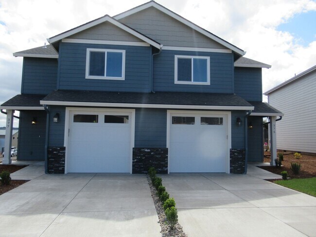 Foto del edificio - Newer Three Bedroom Duplex