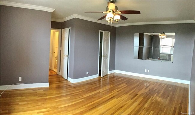 Building Photo - 5 Sadore Ln