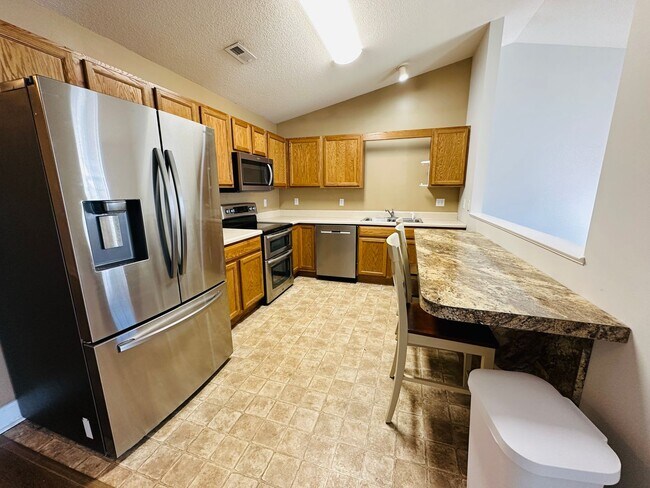 Foto del edificio - 2BR/2BA condo – Vaulted Ceilings, Granite Kitchen & Prime North Knoxville Location