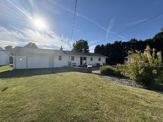 Building Photo - 1798 Chateau Dr